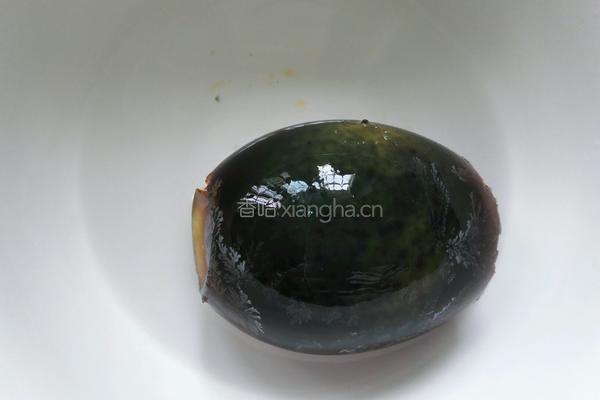 凉拌皮蛋豆腐的做法图解3