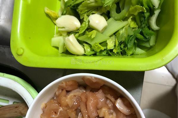 西芹炒鸡胸肉的做法图解1