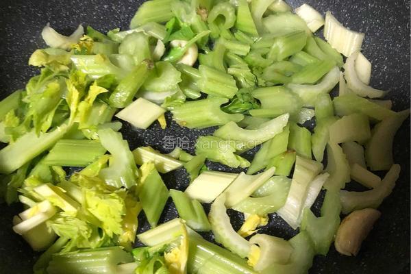 西芹炒鸡胸肉的做法图解2