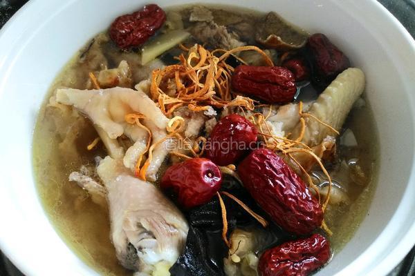 灵芝花胶虫草花炖鸡的做法图解3