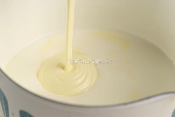 粉色牛奶椰蓉小方的做法图解2
