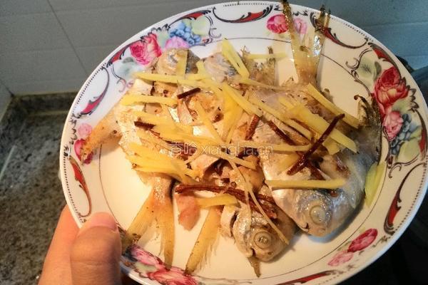相煎白鲳鱼的做法图解3