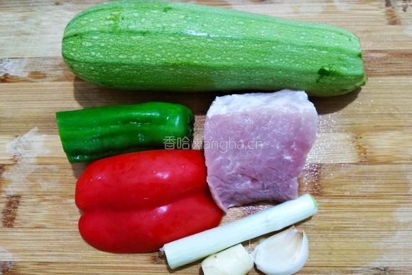 青红椒西葫芦炒肉片的做法图解1