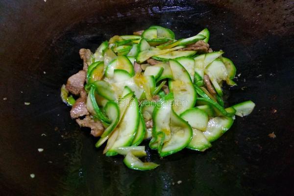 青红椒西葫芦炒肉片的做法图解16