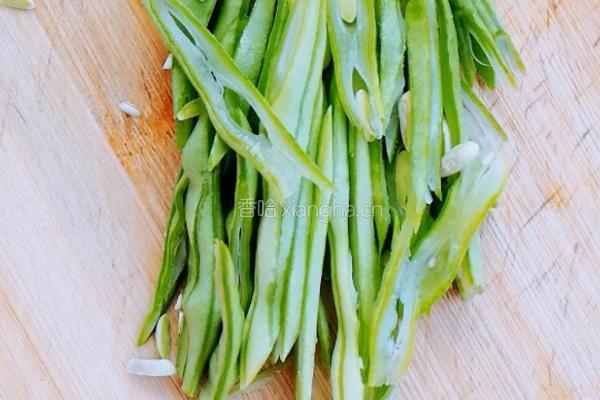 卤牛肉炒豆角的做法图解2