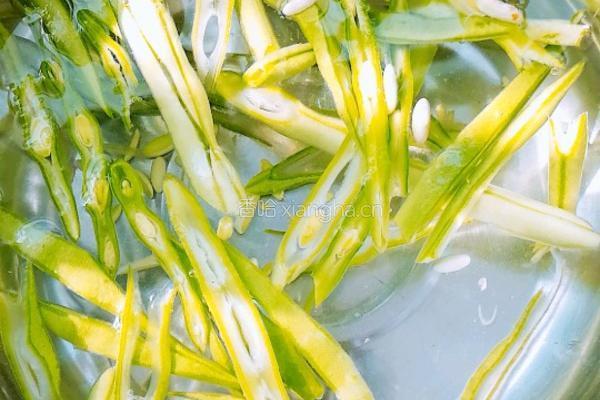 卤牛肉炒豆角的做法图解3