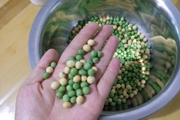 什锦炒豆的做法图解1