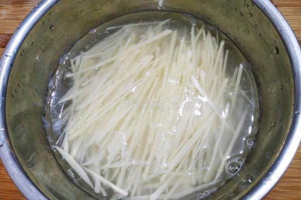 豆豉炝拌青椒土豆丝的做法图解3