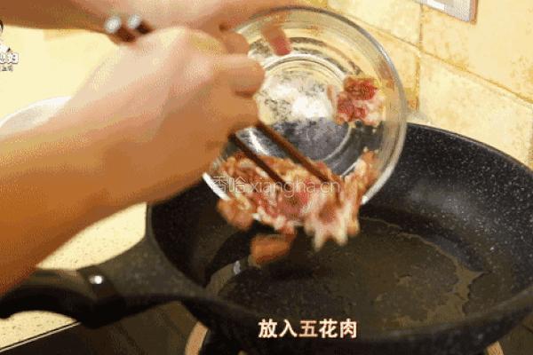 芝士飘香的辣白菜炒五花肉豆芽饭,还要再来一碗!的做法图解4