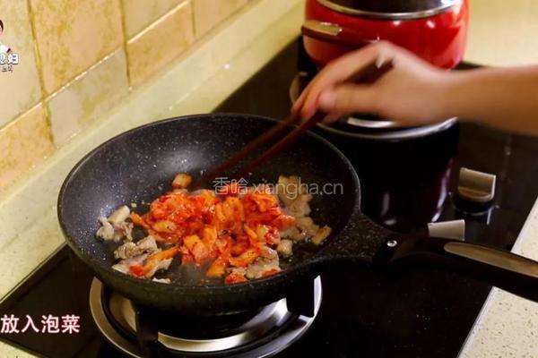 芝士飘香的辣白菜炒五花肉豆芽饭，还要再来一碗！的做法图解6