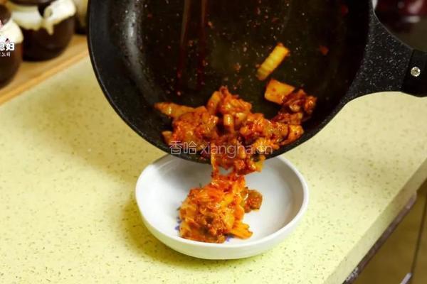 芝士飘香的辣白菜炒五花肉豆芽饭，还要再来一碗！的做法图解8