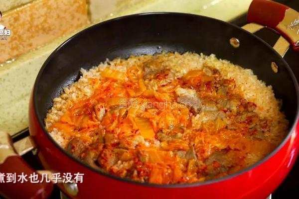 芝士飘香的辣白菜炒五花肉豆芽饭，还要再来一碗！的做法图解12