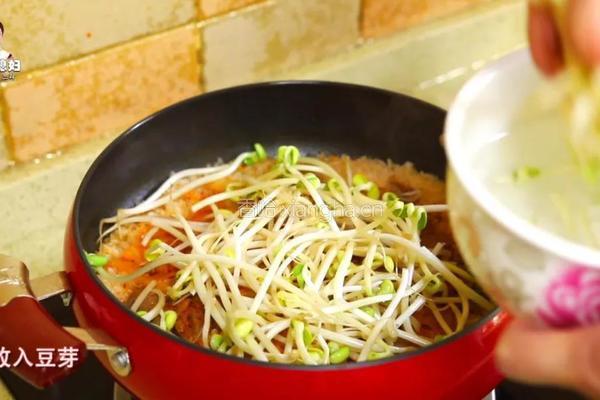 芝士飘香的辣白菜炒五花肉豆芽饭，还要再来一碗！的做法图解13