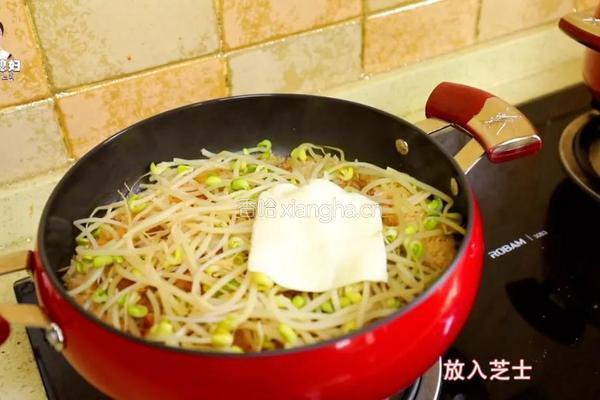 芝士飘香的辣白菜炒五花肉豆芽饭,还要再来一碗!的做法图解15
