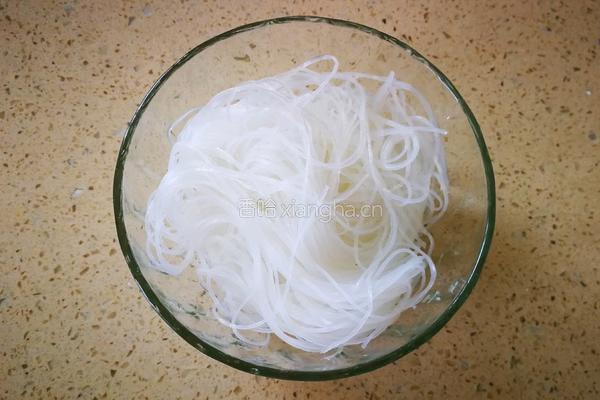香辣金针菇粉丝的做法图解3
