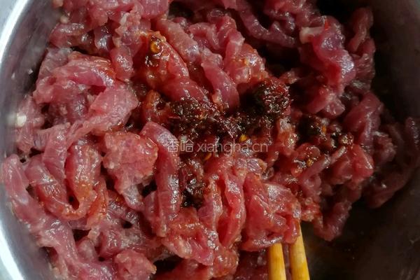 尖椒牛肉丝的做法图解1