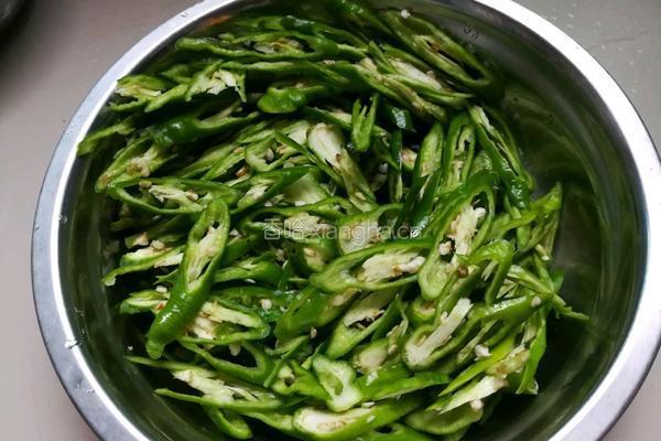 尖椒牛肉丝的做法图解2