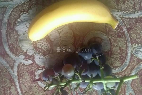 香蕉大战葡萄的做法图解1