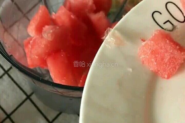 西瓜沙冰气泡水的做法图解3