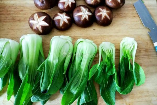 香菇扒棠菜 的做法图解1
