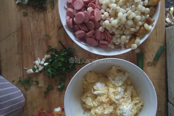 （鸡蛋玉米火腿肠）炒馒头丁的做法图解3