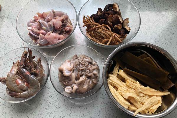 牛蛙海鲜麻辣香锅的做法图解2
