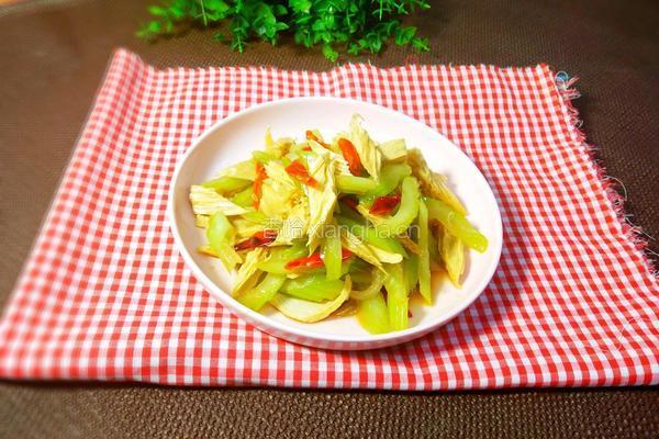 西芹炒腐竹的做法图解1