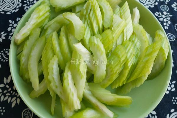 西芹炒腐竹的做法图解5