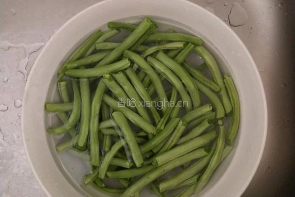 豆角焖面的做法图解2
