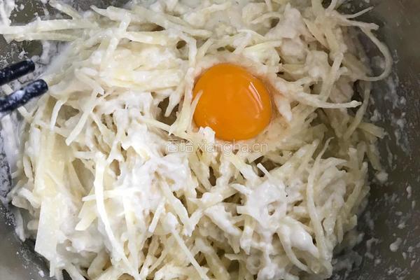 韭菜土豆丝饼的做法图解7
