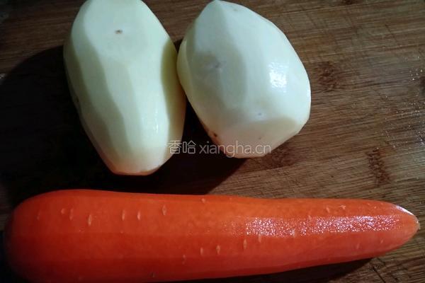胡萝卜炒土豆丝的做法图解1