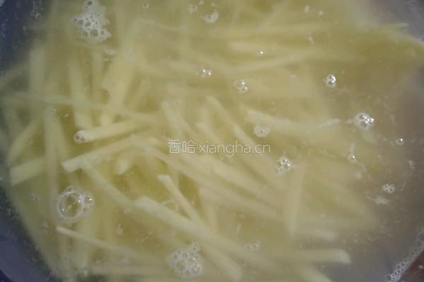 胡萝卜炒土豆丝的做法图解3