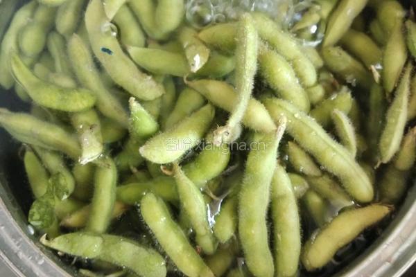 简单盐水烀毛豆的做法图解1