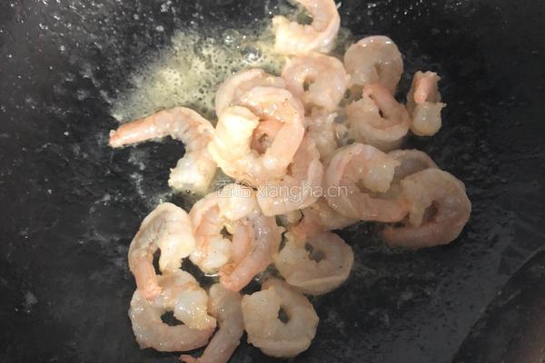 虾仁腰果炒黄瓜的做法图解2