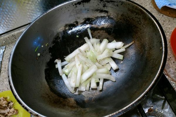 冬瓜虾皮牛排菇汤的做法图解4