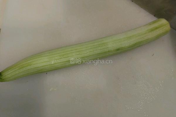 丝瓜撞牛排菇的做法图解1