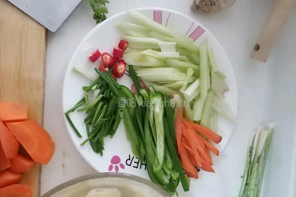 芹菜炒鸡蛋的做法图解1