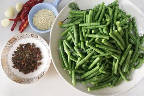 凉拌麻辣豇豆的做法图解1