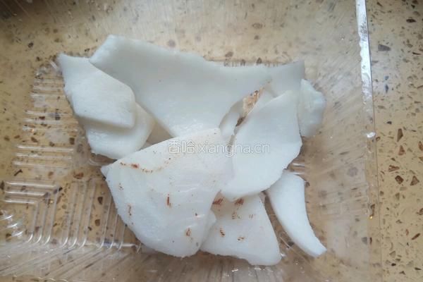 椰肉椰汁排骨汤的做法图解1