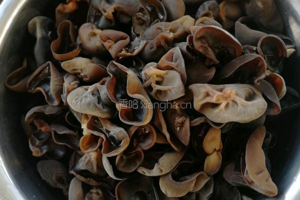 木耳炒鸡胸肉的做法图解2