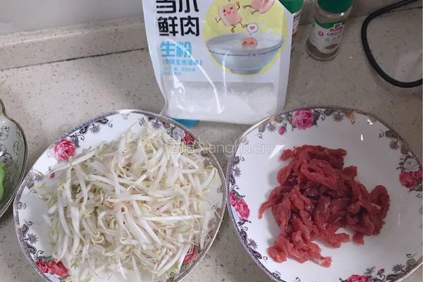 豆芽菜炒牛肉丝的做法图解1