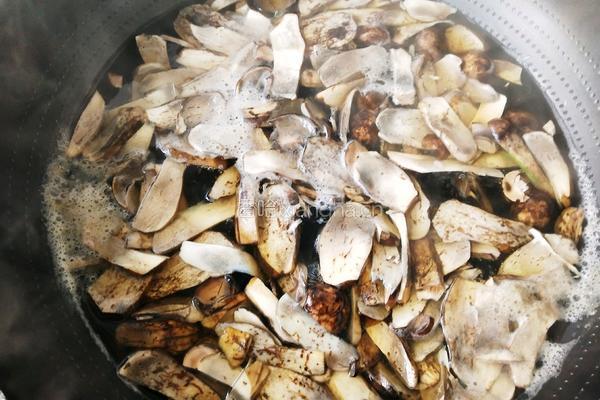 牛肝菌炒肉片的做法图解3