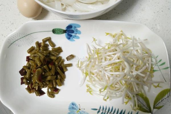 鸡蛋豆芽炒粉的做法图解1