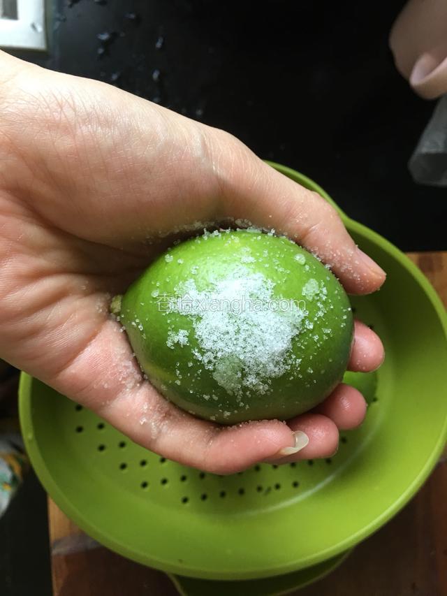 柠檬搓盐洗净，搓盐可以更好去掉表面蜡质还可以去掉皮的涩味