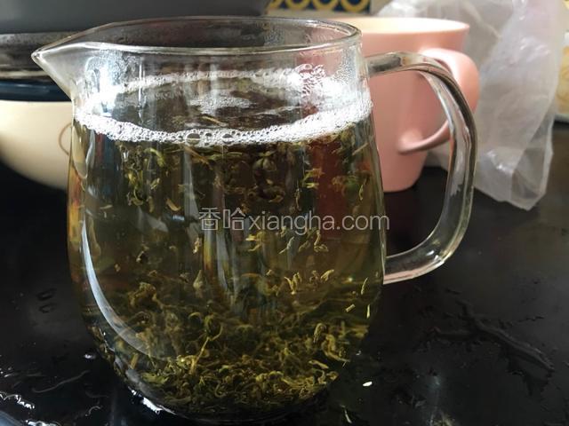 绿茶开水泡好室温放凉，记得第一遍冲茶的水一定要倒掉哦，这是我们俗称的洗茶