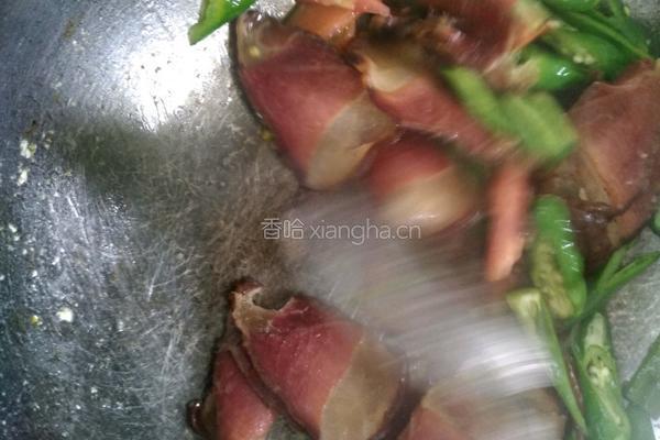 线椒炒腊肉的做法图解3