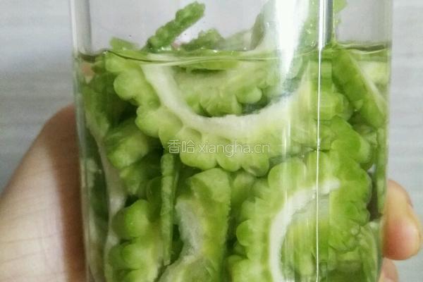 苦瓜梨汁的做法图解2