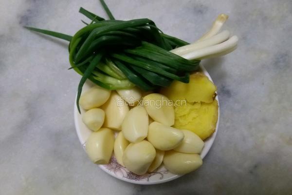 黄鳝烧肉的做法图解1