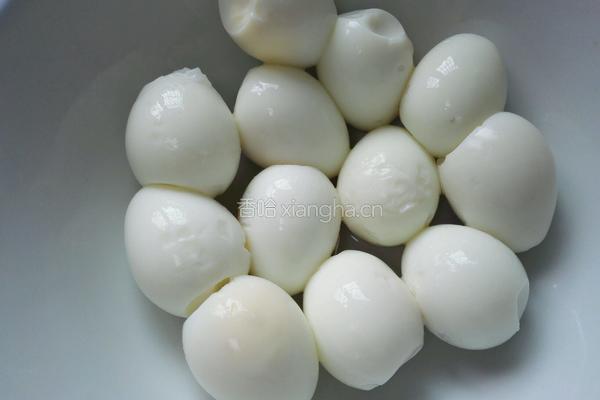 鹌鹑蛋烧肉的做法图解2