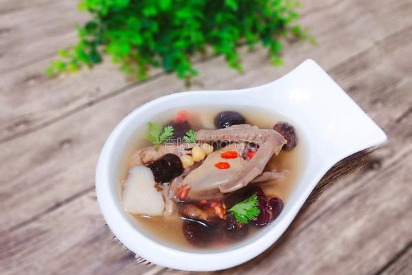 山药香菇鸽子汤的做法图解1